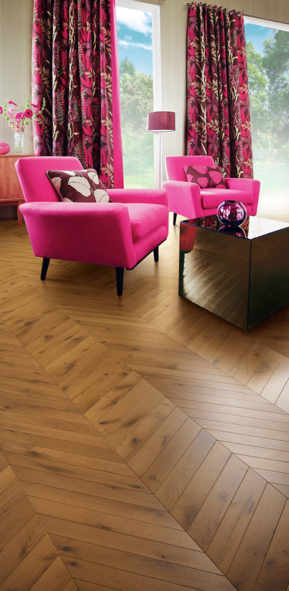 Design Parquet - VILLAGE - Point de hongrie, teinté vernis mat, fauteuils rose